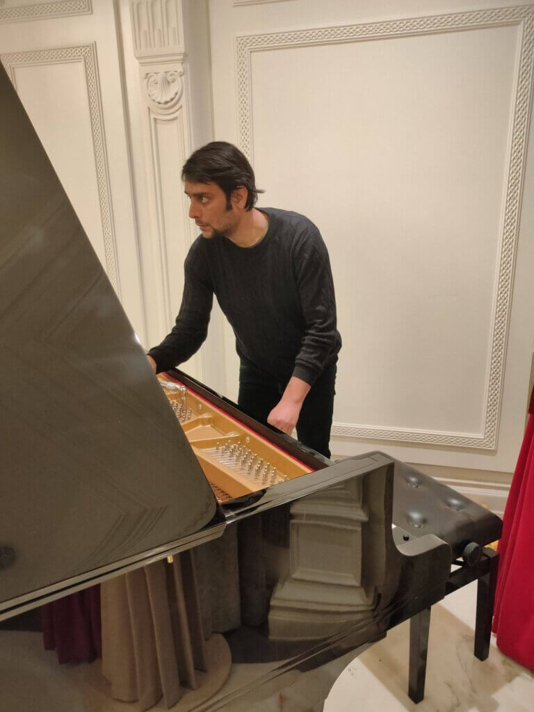 Black-grand-piano-arranged-for-premium-corporate-event