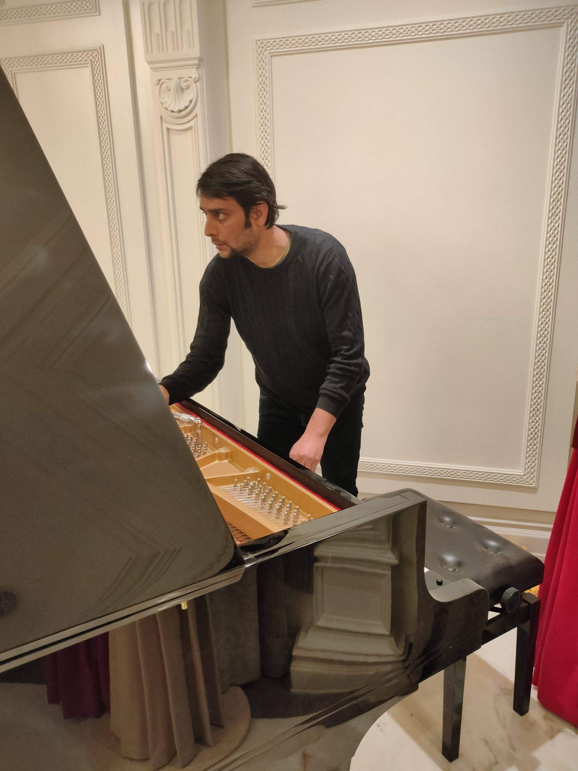 Black-grand-piano-arranged-for-premium-corporate-event